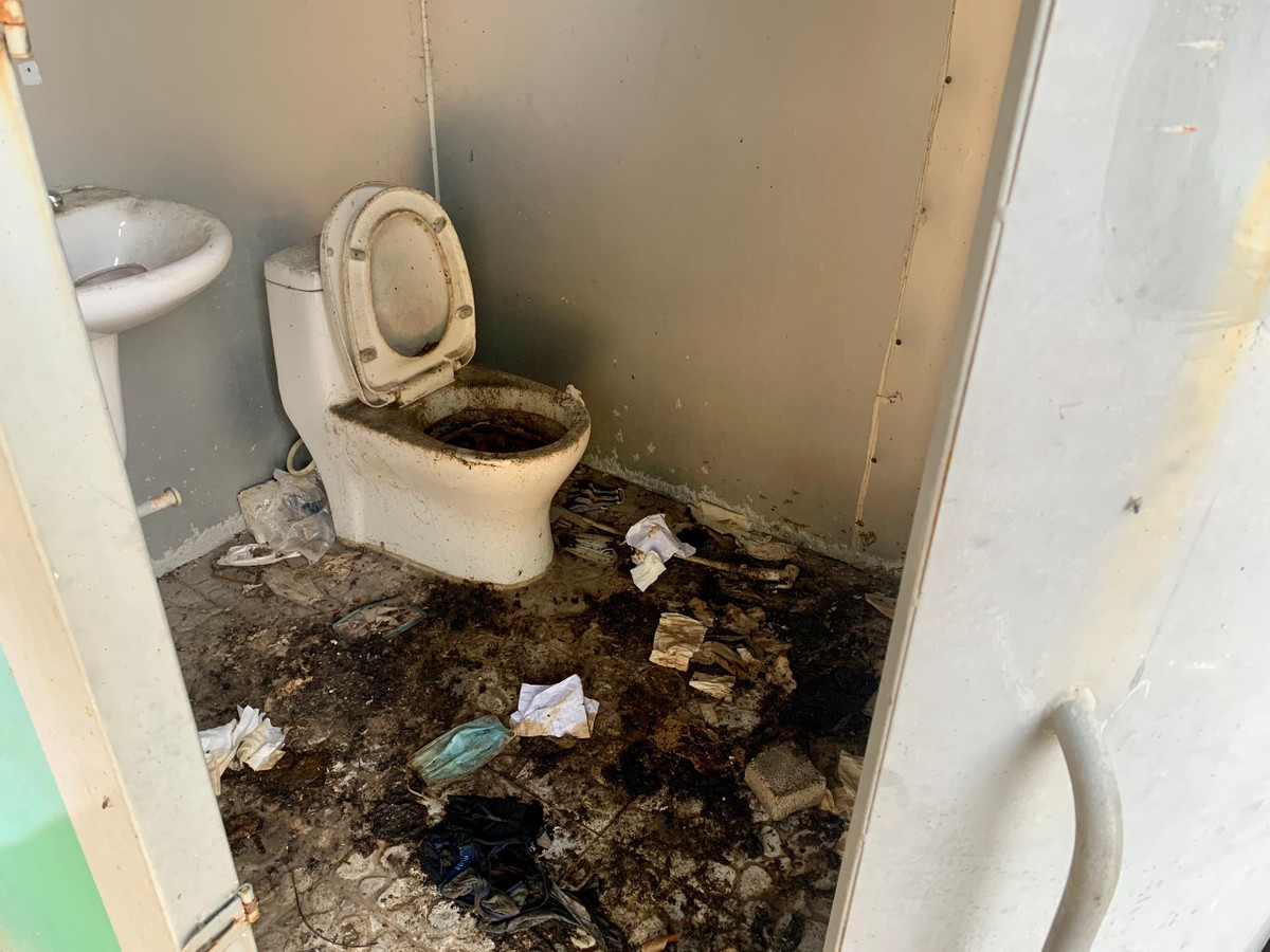 Nhìn vào bên trong, một cảnh tượng kinh hoàng, trong nhà vệ sinh bẩn thỉu, hôi thối, ô uế khiến người nhìn ám ảnh.