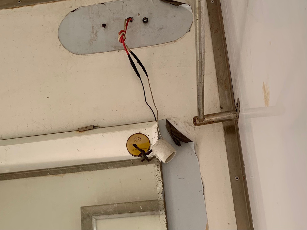 Hệ thống đèn điện, quạt thông gió đều không còn.