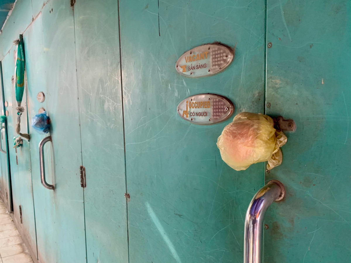 Trang thiết bị, cơ sở hạ tầng của NVSCC đã bị xuống cấp, hoen gỉ, hư hỏng, mất vệ sinh… gây mất mỹ quan đô thị, mất vệ sinh công cộng.