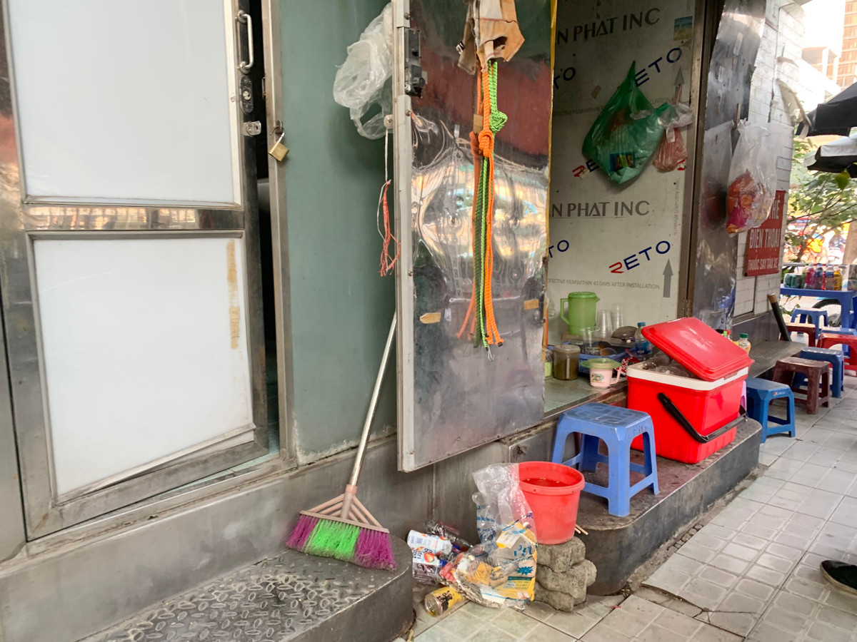 NVSCC này chỉ dành 1 khu vực nhỏ bên trái để khai thác sử dụng, khu vực bên phải thì phủ kín bằng giấy dán tường, không cho sử dụng. Hơn nữa, khu vực nhà vệ sinh ở đây không được phân riêng bên nam - nữ mà lại sử dụng chung, không có biển báo.