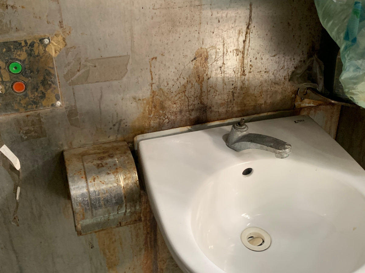 Không có giấy vệ sinh, vòi rửa tay cũng hỏng khoá, vòi. Nhà vệ sinh bốc mùi khai nồng nặc… 