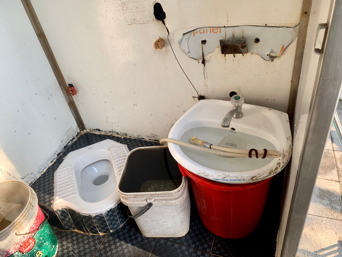 Hệ thống nước không có, phải đựng bằng chậu, chốt sắt gỉ sét, bồn rửa tay bị tháo... 
