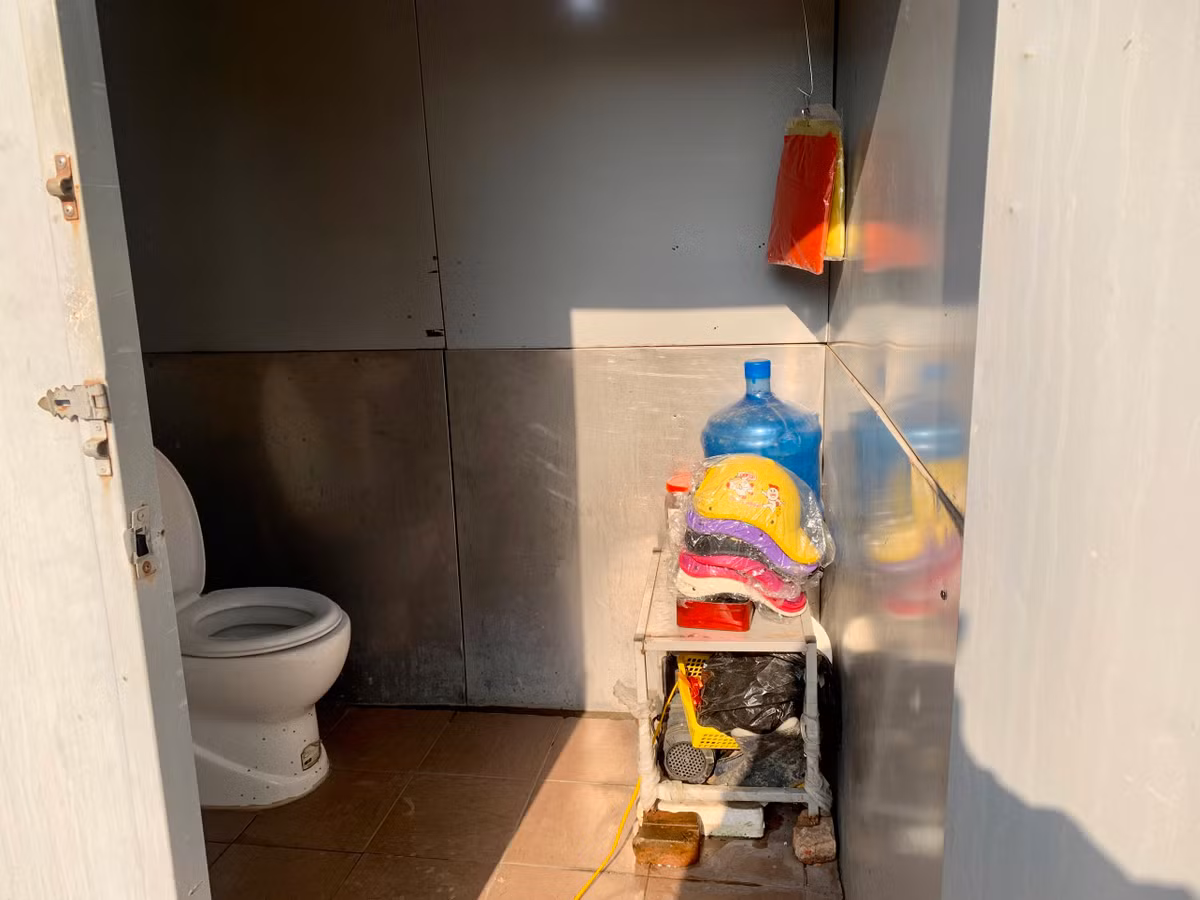 Can canh nha ve sinh cong cong bo hoang, o ue o Ha Noi-Hinh-15