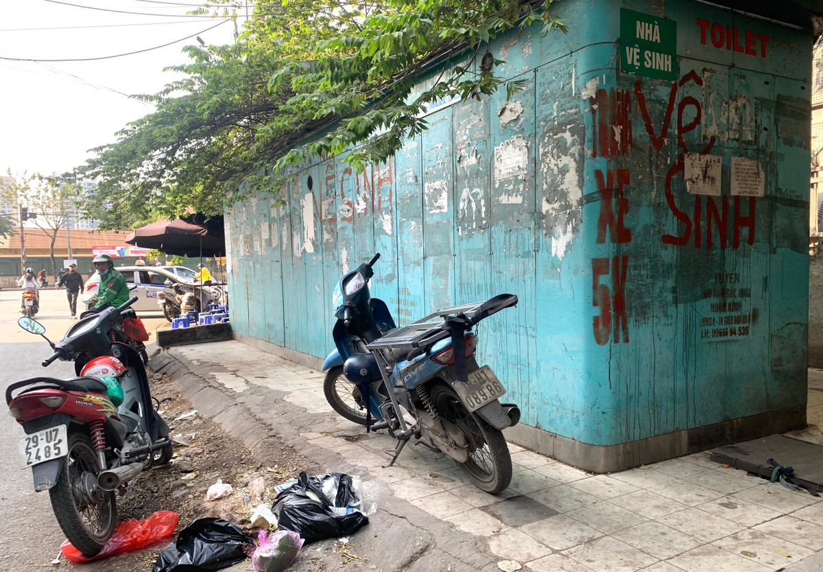 Hàng trăm nhà vệ sinh công cộng (NVSCC) tại Hà Nội đang trong tình trạng xuống cấp, bỏ hoang, không có hiệu quả.