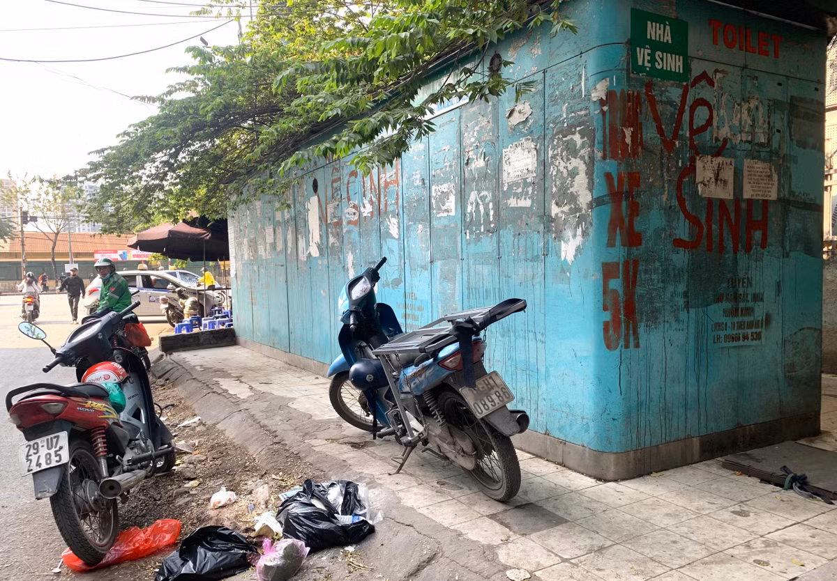 Can canh nha ve sinh cong cong bo hoang, o ue o Ha Noi