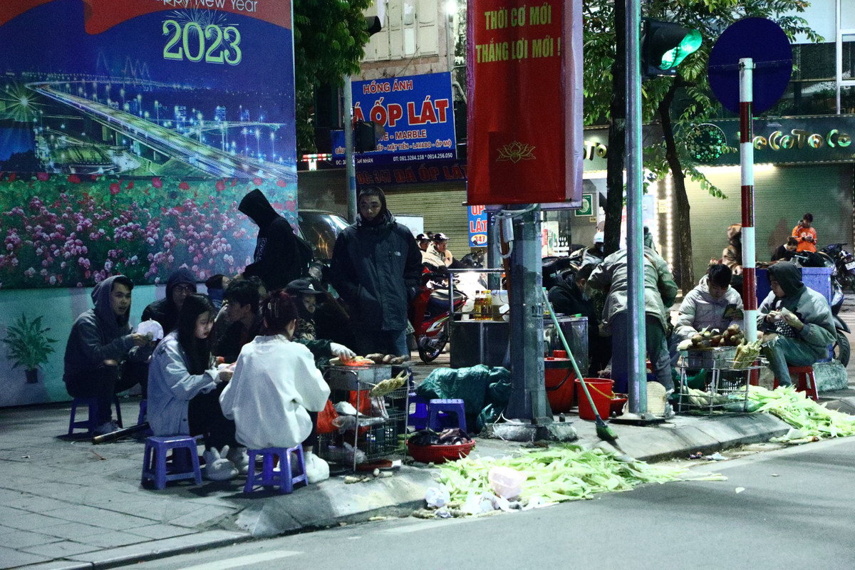 Tương tự, tại các hàng ngô, khoai, mía nướng... cũng luôn đông khách.