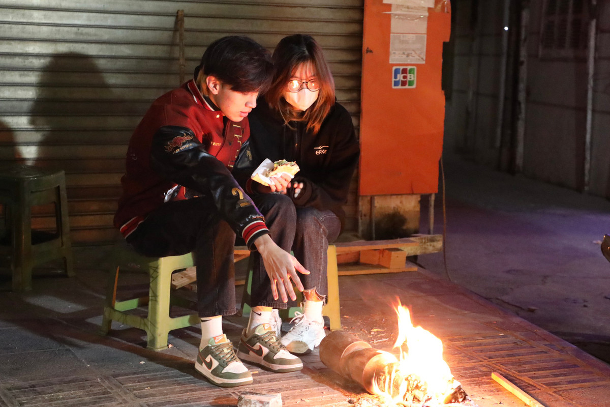 Tại nhiều điểm, người dân nhóm lửa để sưởi ấm.