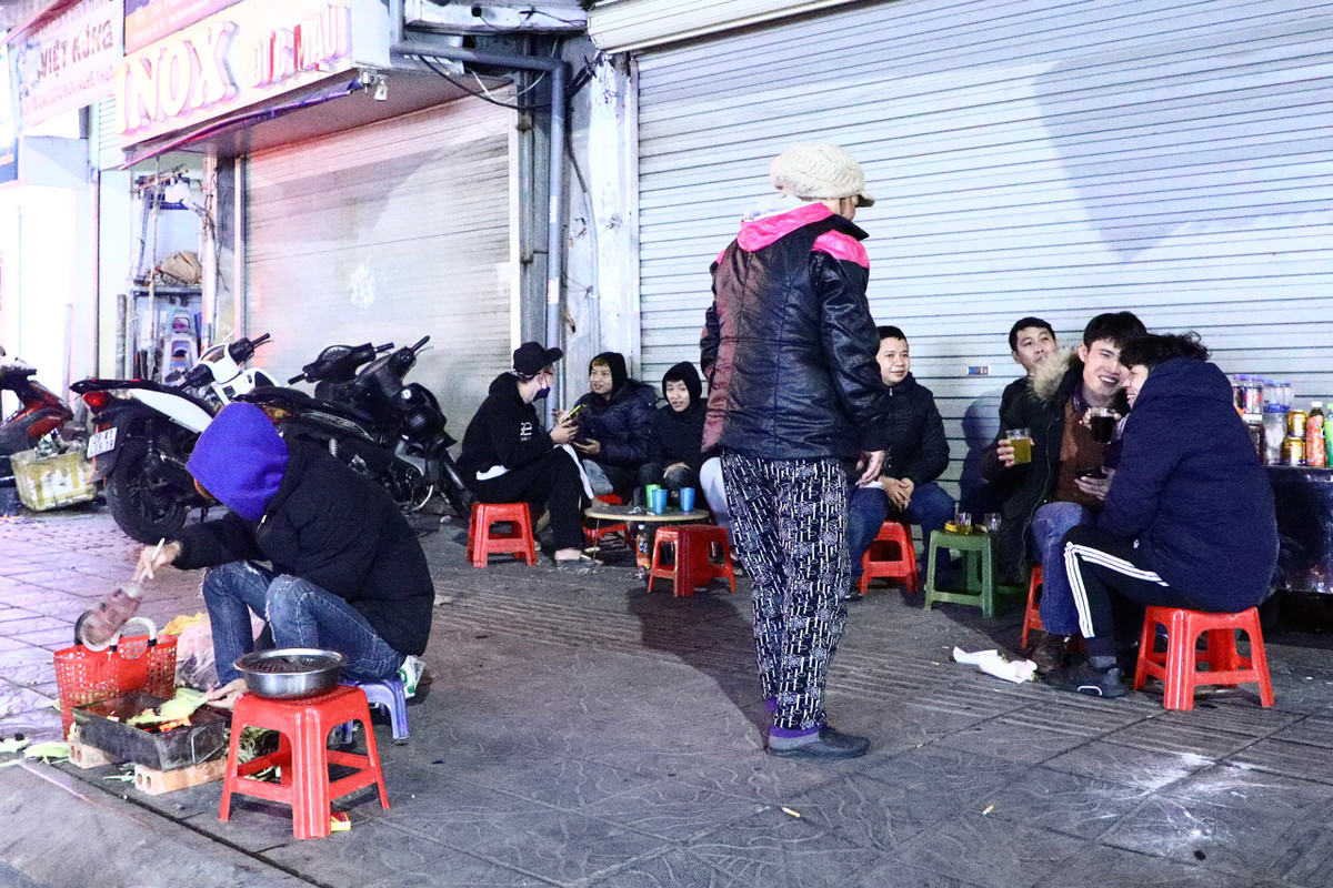Những quán "trà nóng" vỉa hè cũng rộn ràng tiếng cười nói vui vẻ của mọi người.