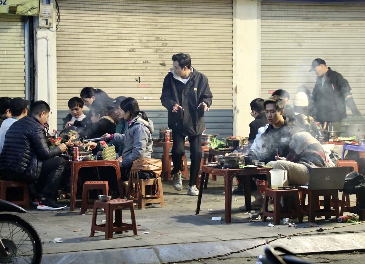 Những quán đồ nướng luôn đông khách mỗi khi đông về. Trong đêm rét được cùng bạn bè quây quần bên bếp nướng nghi ngút khói thì còn gì tuyệt vời hơn.