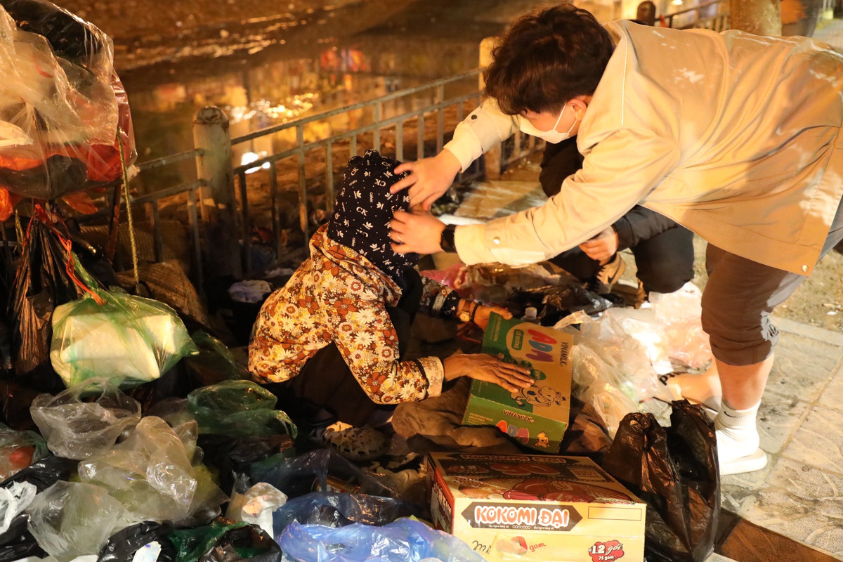 Trong đêm đông giá lạnh, hình ảnh các đội thiện nguyện giúp đỡ những người có hoàn cảnh khó khăn sao thật ấm áp.