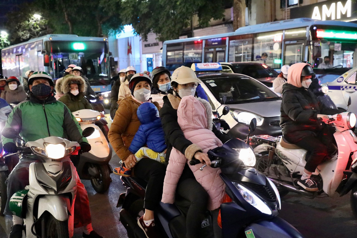 Các em nhỏ được phụ huynh mặc áo kín trước khi ra đường.