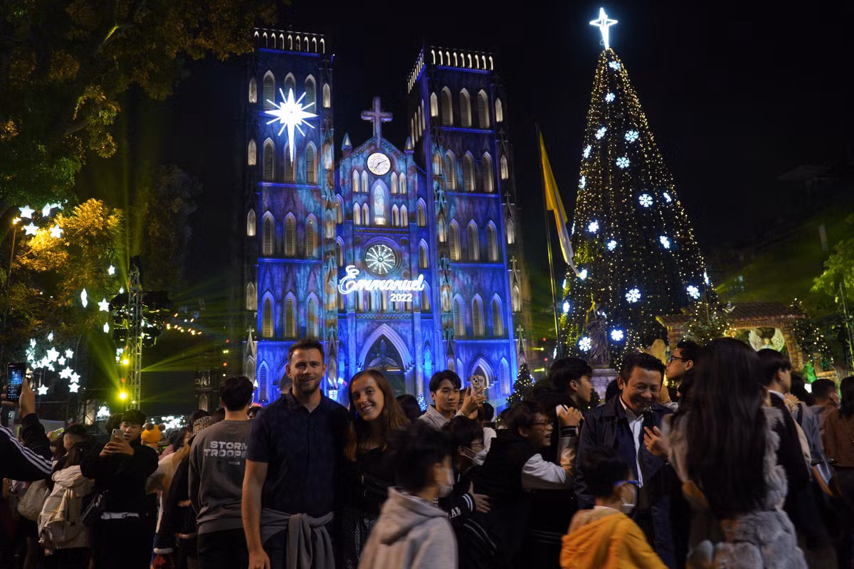 Khung cảnh Nhà thờ Lớn trang hoàng, lộng lẫy trong đêm Giáng sinh.