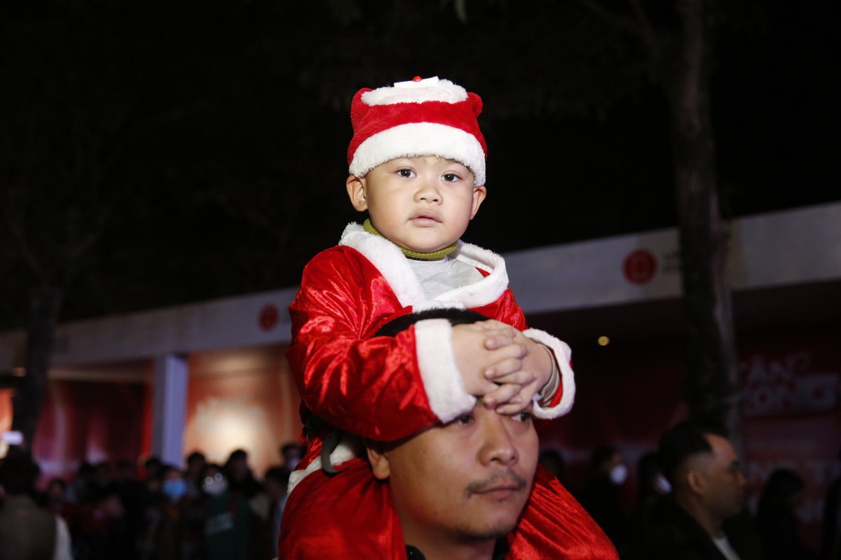 Nhiều bạn nhỏ được bố sắm cho bộ ông già Noel để đi chơi đêm Giáng sinh.