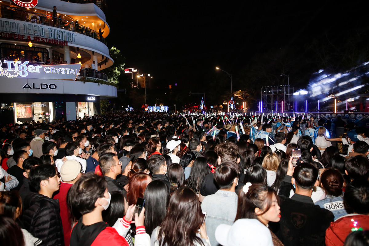 Bạn Phạm Thanh Thủy (Hoàng Mai, Hà Nội) chia sẻ: “Năm nay Noel vào đúng ngày cuối tuần, thời tiết lại ủng hộ nên mình và nhóm bạn thân đã lên Nhà thờ Lớn để chung vui trước thời khắc thiên liêng này. Không khí tại đây luôn “nóng”, rất sôi động, đông vui tạo cảm giác ấm áo trong mùa Giáng sinh.”