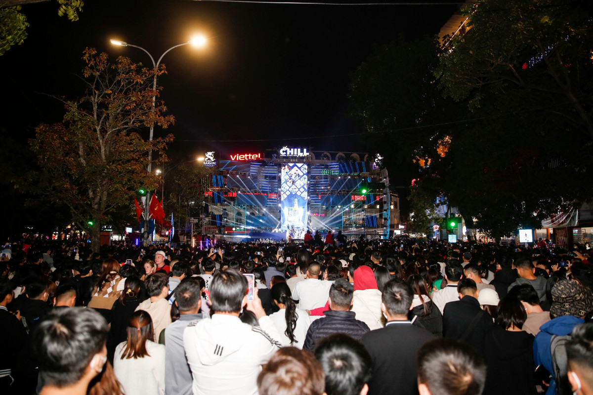 Tại phố đi bộ Hồ Gươm cũng trong tình trạng "biển" người. Các chương trình văn nghệ đặc sắc với hệ thống âm thanh, ánh sáng hoành tráng tạo nên một không khí sôi động, náo nhiệt.