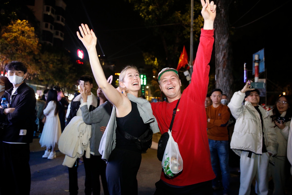 Các du khách nước ngoài tỏ ra thích thú khi được đón Giáng sinh tại Việt Nam.