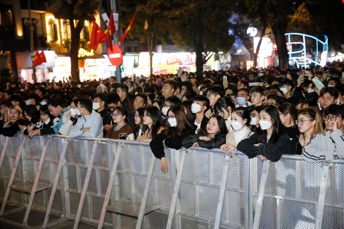 Những người đến sớm đứng ở vị trí gần sân khấu cũng khó có thể thoát ra ngoài được.