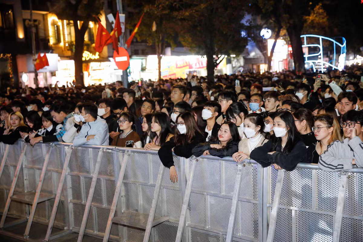 Những người đến sớm đứng ở vị trí gần sân khấu cũng khó có thể thoát ra ngoài được.