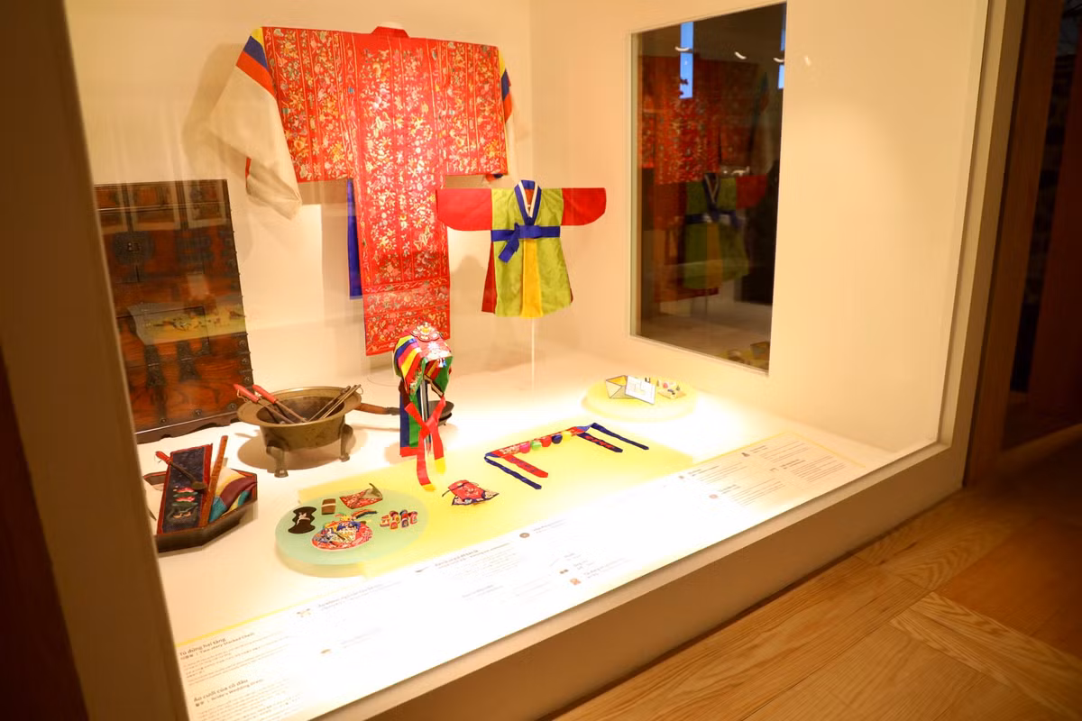 Trang phục truyền thống của phụ nữ và trẻ em Hàn Quốc.