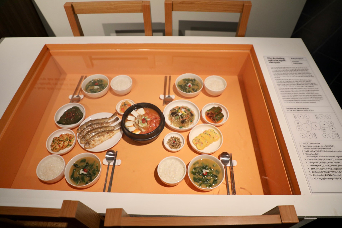 Không gian phòng ăn đặc trưng trong các căn hộ ở Hàn Quốc thời hiện đại.