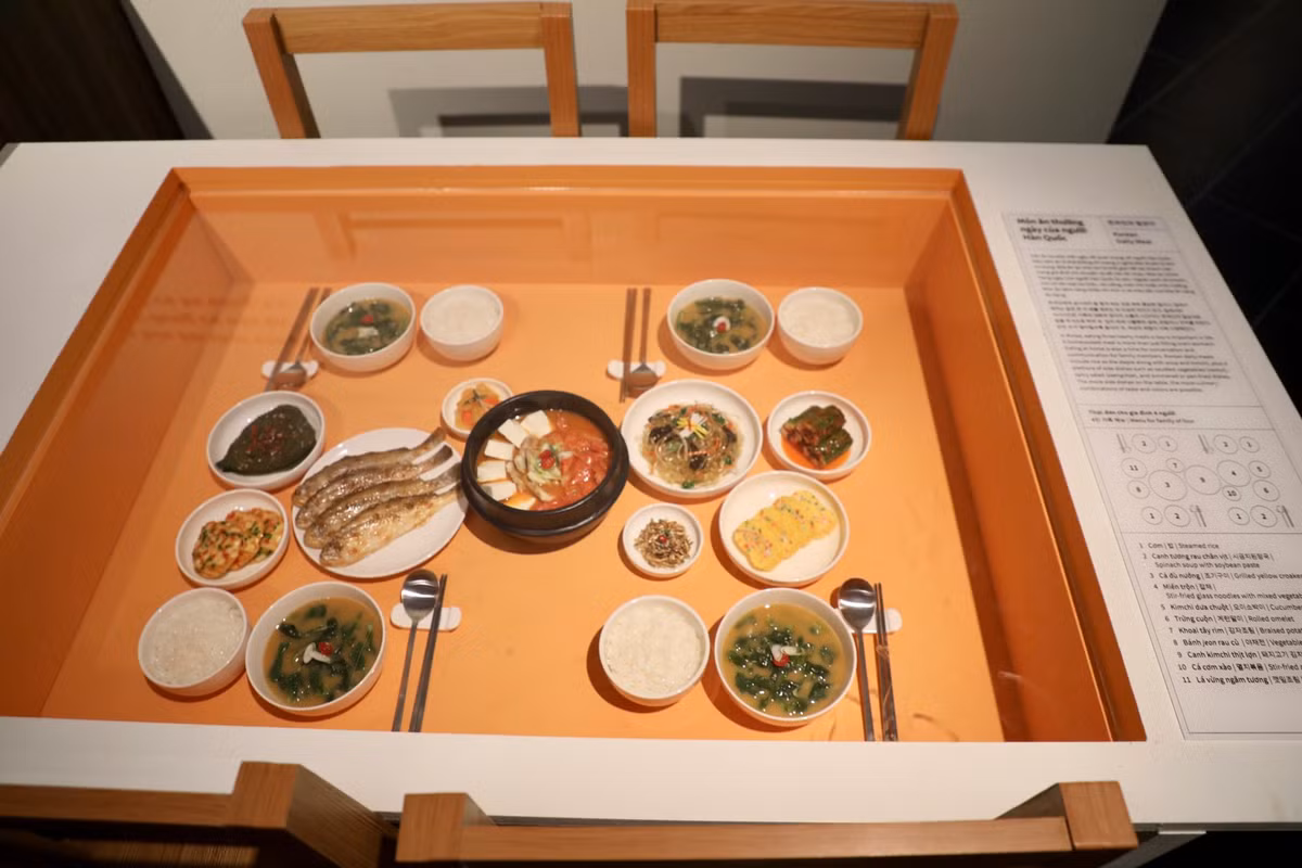 Không gian phòng ăn đặc trưng trong các căn hộ ở Hàn Quốc thời hiện đại.