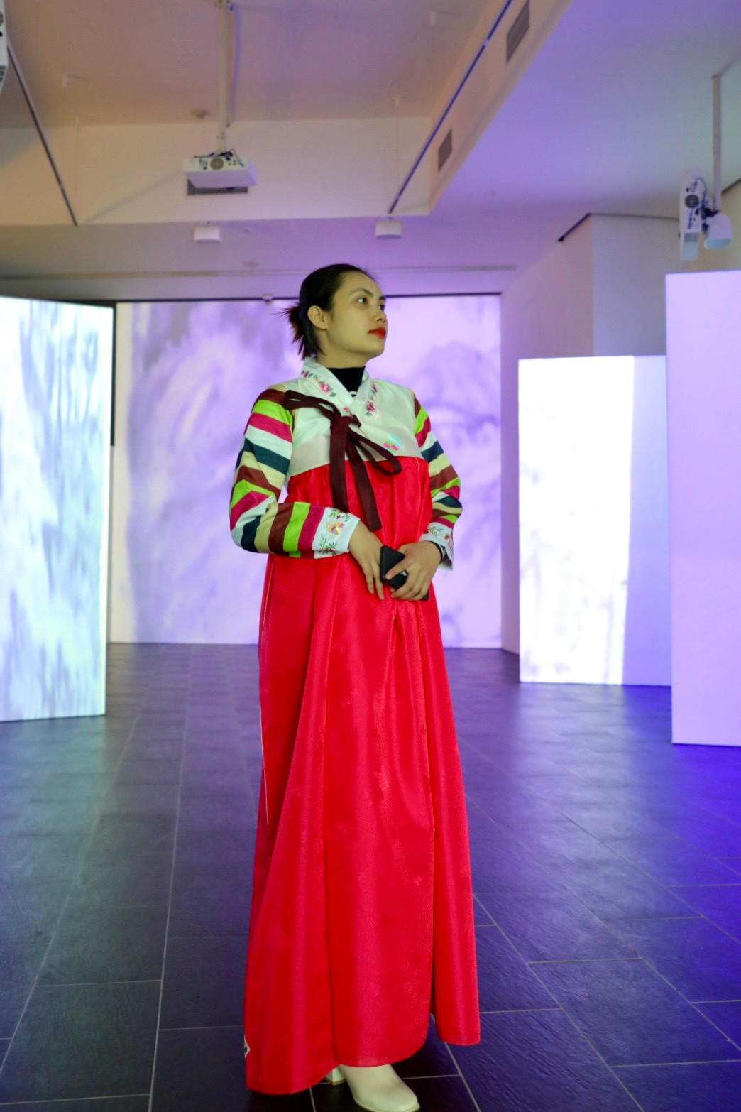 Tại đây, khách thăm quan sẽ được trải nghiệm mặc trang phục Hanbok truyền thống của Hàn Quốc (cả nam và nữ) miễn phí.