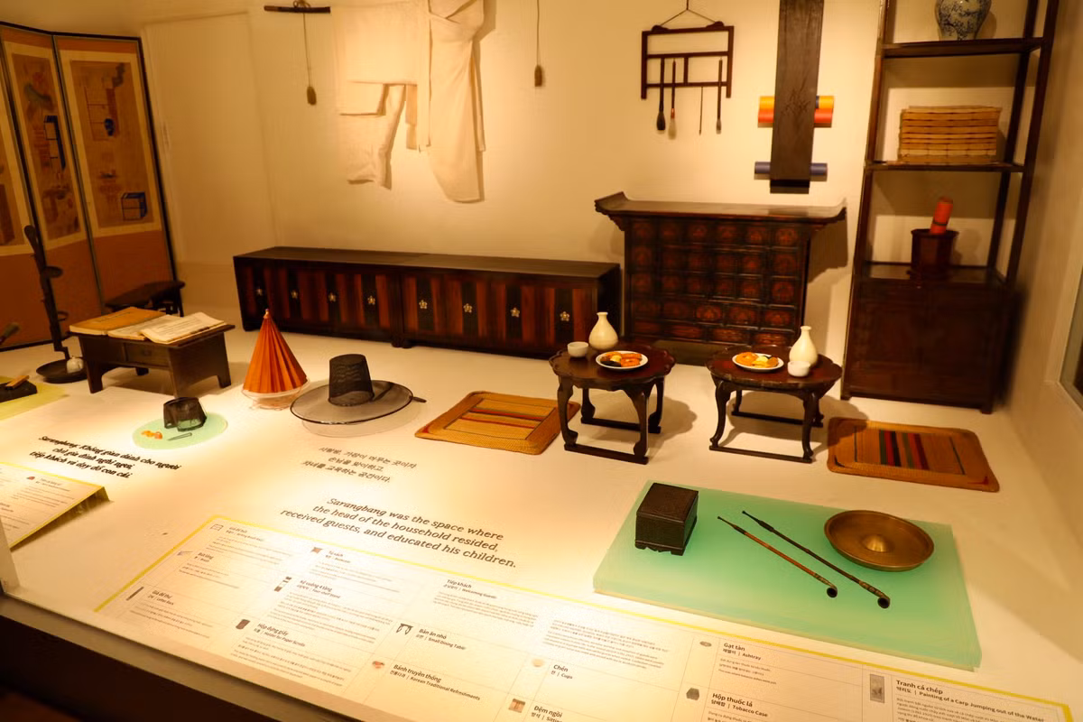 Những hiện vật thường ngày thời xưa được thể hiện phong cách sống của các không gian.