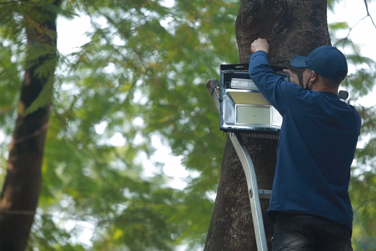 Hệ thống đèn chiếu sáng cũng được lắp đặt thêm để phục vụ nhân dân Thủ đô và du khách.