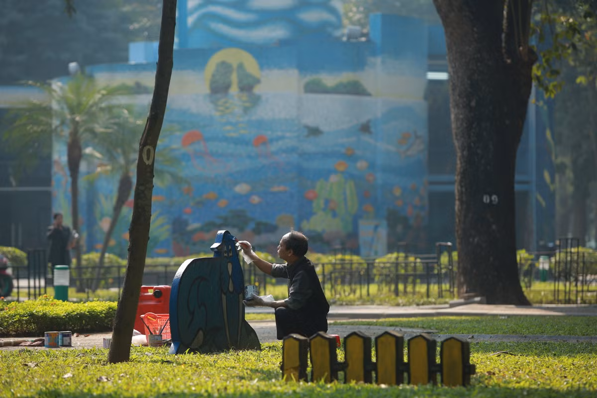 Các đồ vật trang trí tại công viên cũng được chỉnh trang.