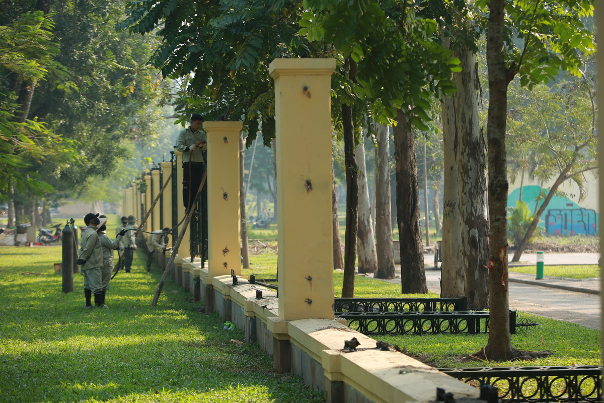 Việc hạ rào công viên Thống Nhất được UBND TP Hà Nội thống nhất nhằm tổ chức không gian đi bộ - văn hóa khu vực phố Trần Nhân Tông và phụ cận, vườn hoa, đường dạo quanh hồ Thiền Quang.