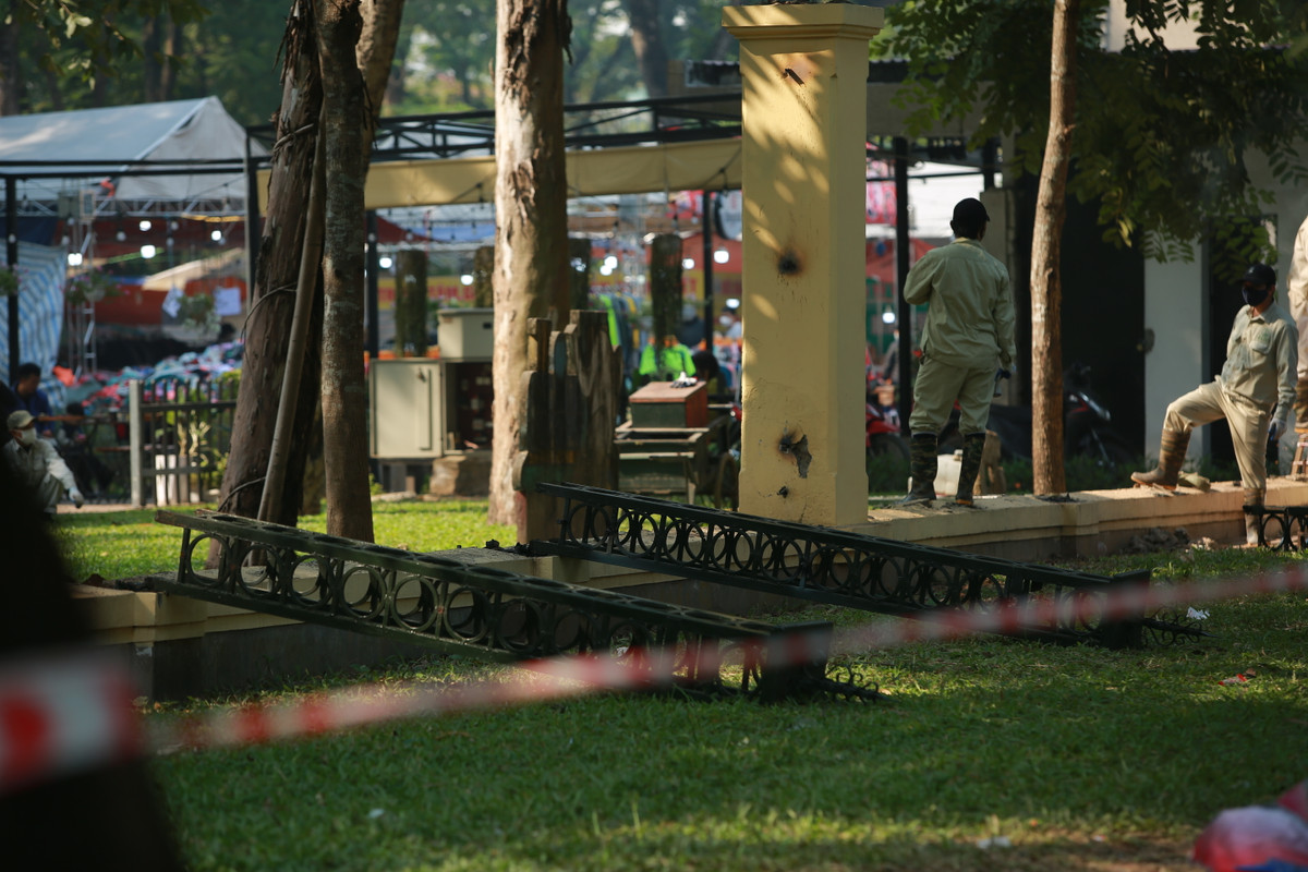 Anh Nguyễn Tiến Mạnh, người dân sinh sống gần Công viên Thống Nhất bày tỏ niềm vui khi công viên được tháo rào sắt để phục vụ nhân dân. Theo anh Mạnh, quyết định này hợp ý dân vì đây là công trình công cộng.