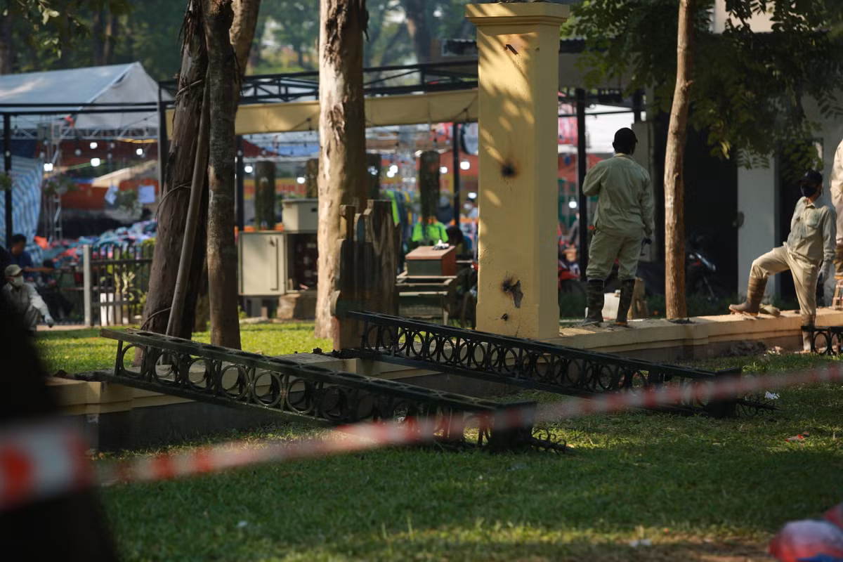 Anh Nguyễn Tiến Mạnh, người dân sinh sống gần Công viên Thống Nhất bày tỏ niềm vui khi công viên được tháo rào sắt để phục vụ nhân dân. Theo anh Mạnh, quyết định này hợp ý dân vì đây là công trình công cộng.