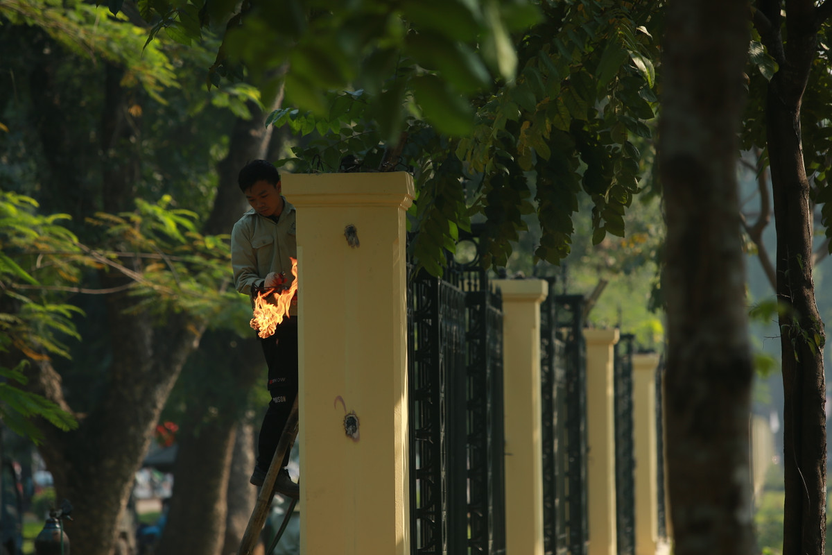 Dự kiến trong hôm nay đơn vị sẽ cắt, tháo dỡ được khoảng trên 30 đoạn hàng rào sắt.