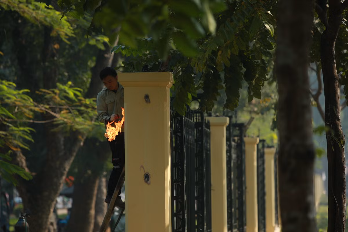 Dự kiến trong hôm nay đơn vị sẽ cắt, tháo dỡ được khoảng trên 30 đoạn hàng rào sắt.