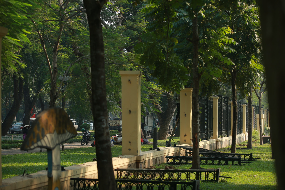 Các đơn vị triển khai cắt hàng rào và một số thiết bị tại công viên mặt phố Trần Nhân Tông (đoạn từ 69 Trần Nhân Tông đến đầu phố Nguyễn Đình Chiểu).