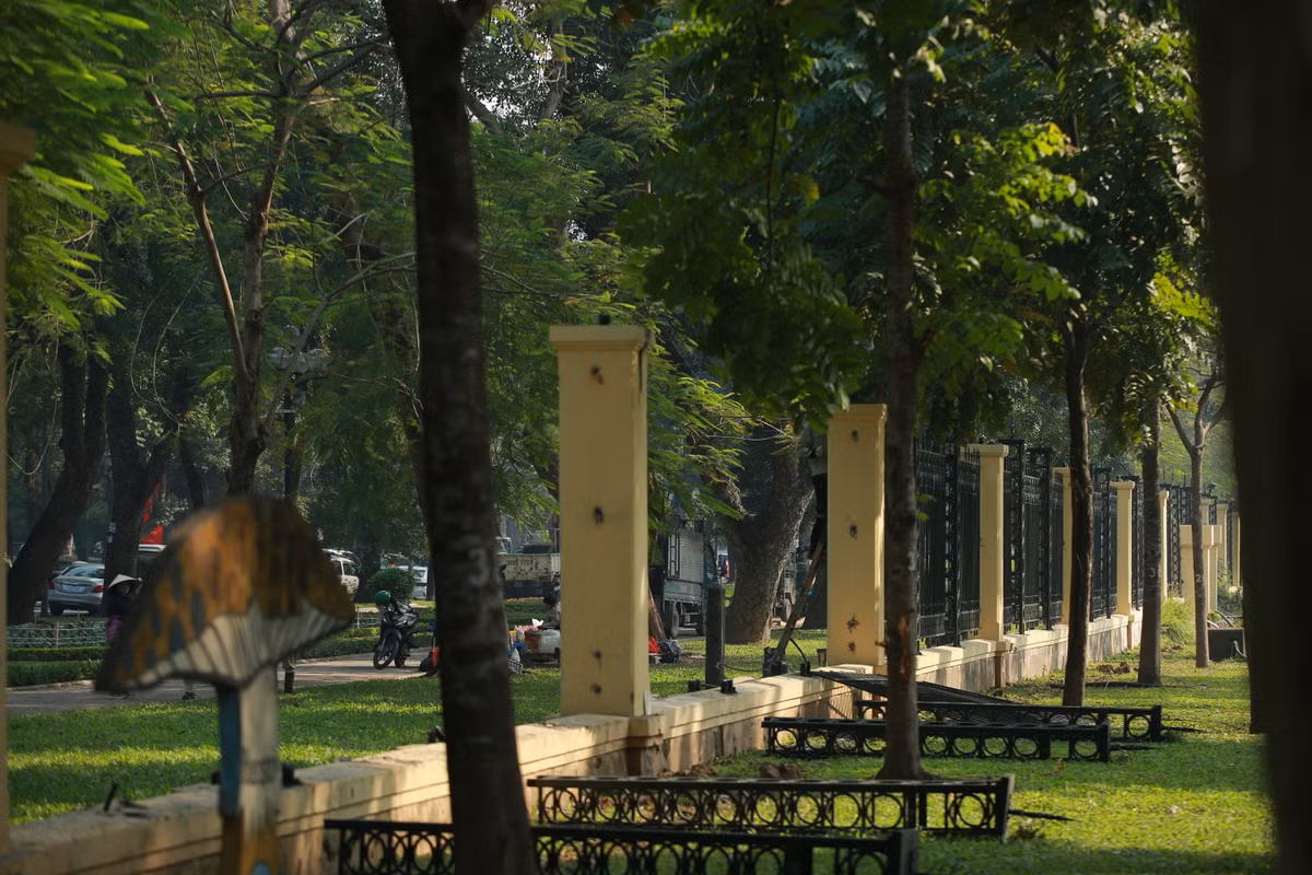 Các đơn vị triển khai cắt hàng rào và một số thiết bị tại công viên mặt phố Trần Nhân Tông (đoạn từ 69 Trần Nhân Tông đến đầu phố Nguyễn Đình Chiểu).