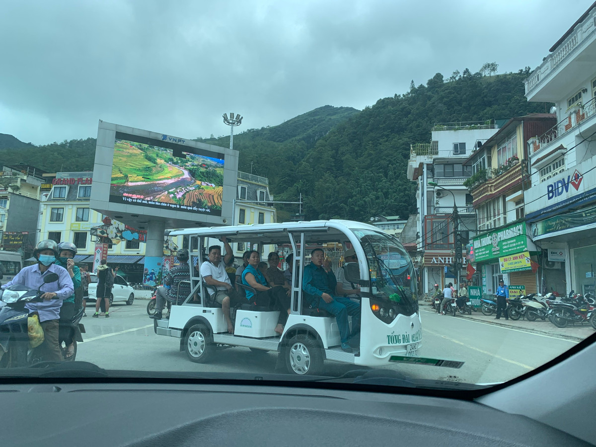 Lào Cai: “Thả cửa” thí điểm, xe điện tung hoành, Sa Pa thêm ùn tắc - Hình 2 Lao Cai: “Tha cua” thi diem, xe dien tung hoanh, Sa Pa them un tac-Hinh-2