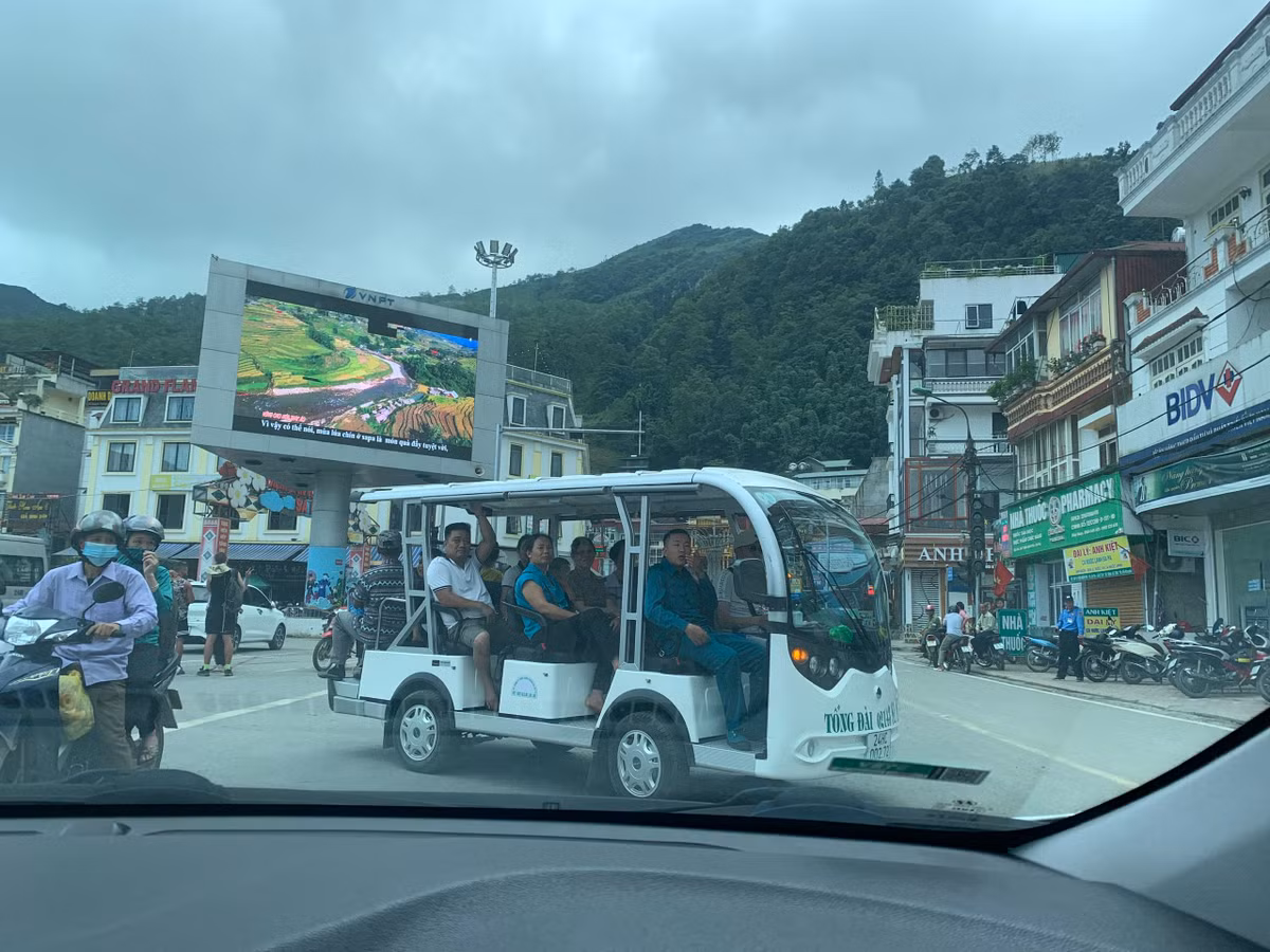 Lao Cai: “Tha cua” thi diem, xe dien tung hoanh, Sa Pa them un tac-Hinh-2