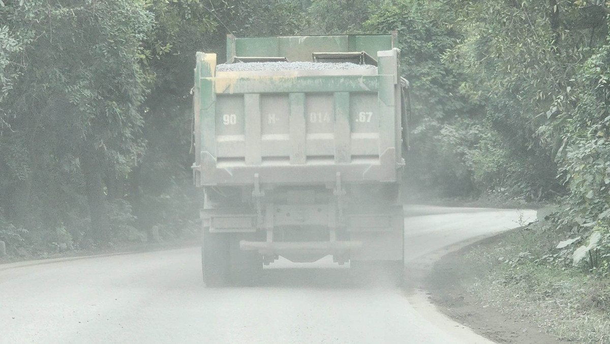 Hà Nam: Nhiều xe có dấu hiệu quá tải đi ra từ mỏ đá Cty Châu Giang Ha Nam: Nhieu xe co dau hieu qua tai di ra tu mo da Cty Chau Giang