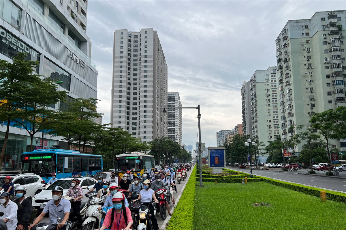 Ha Noi xem xet xay cau vuot cho nguoi di bo tren duong Le Van Luong