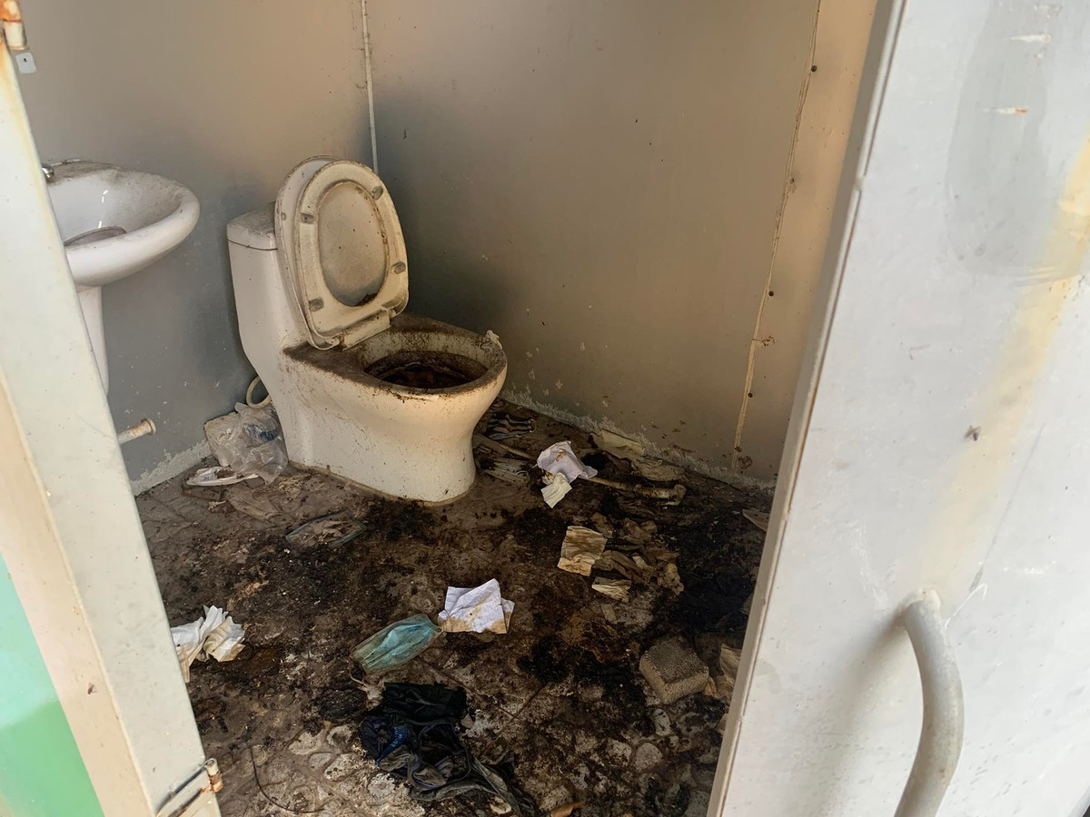 Hà Nội: Nhà vệ sinh công cộng nhếch nhác, gây ô nhiễm môi trường - Hình 2 Ha Noi: Nha ve sinh cong cong nhech nhac, gay o nhiem moi truong-Hinh-2