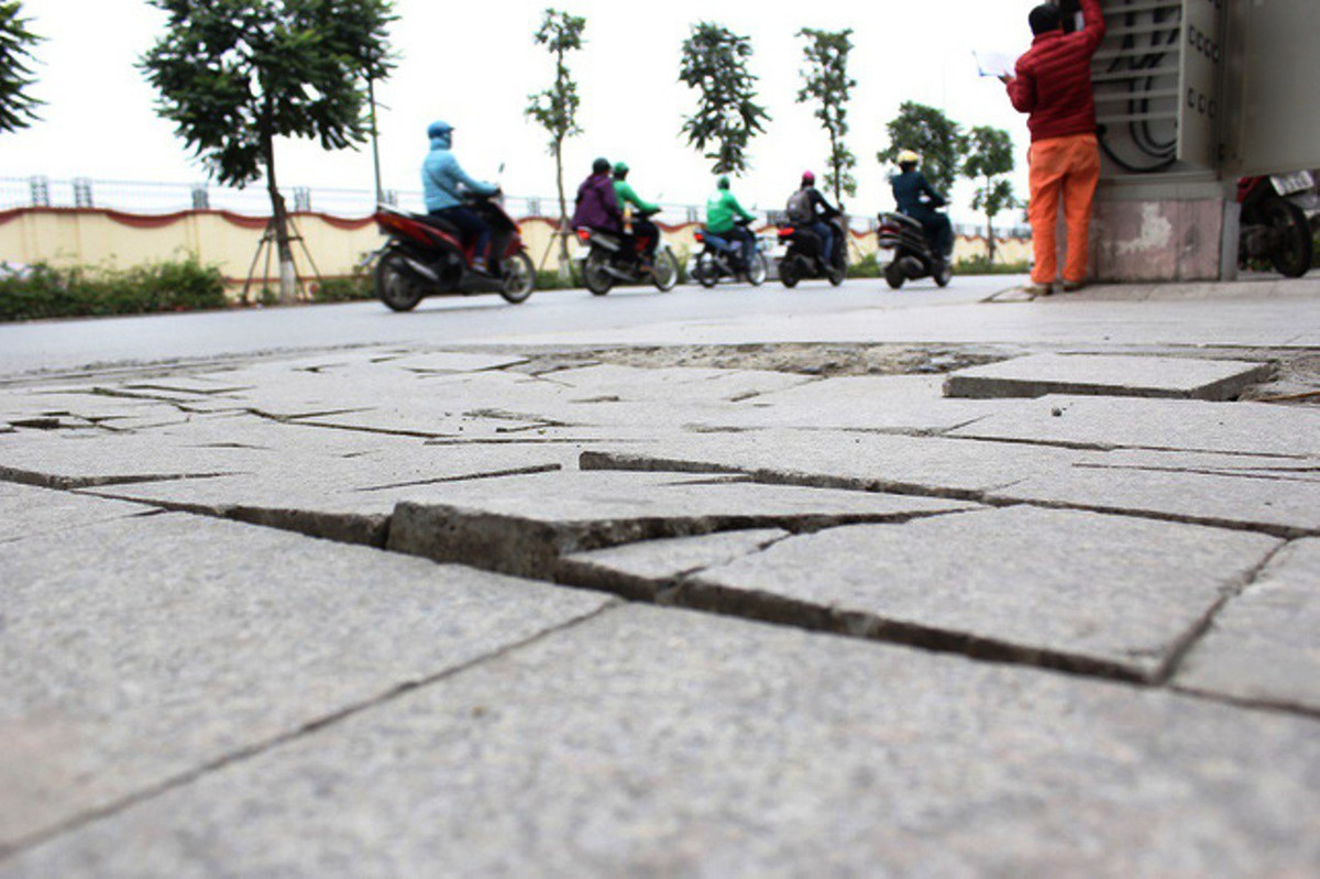 Ha Noi danh gia lai chu truong lat da via he