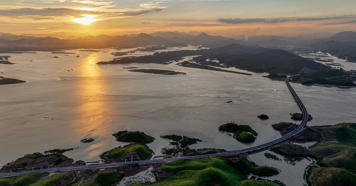 Đây là tuyến cuối cùng được hoàn thành của tuyến đường cao tốc xuyên tỉnh Quảng Ninh với tổng chiều dài 176 km, chiếm 16,8% tổng chiều dài đường cao tốc hiện có của cả nước (176 km/1.046 km). Tuyến cao tốc xuyên tỉnh này được lập quy hoạch ngay từ năm 2012.