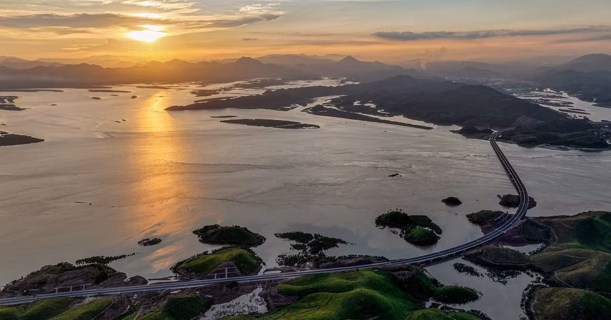 Đây là tuyến cuối cùng được hoàn thành của tuyến đường cao tốc xuyên tỉnh Quảng Ninh với tổng chiều dài 176 km, chiếm 16,8% tổng chiều dài đường cao tốc hiện có của cả nước (176 km/1.046 km). Tuyến cao tốc xuyên tỉnh này được lập quy hoạch ngay từ năm 2012.