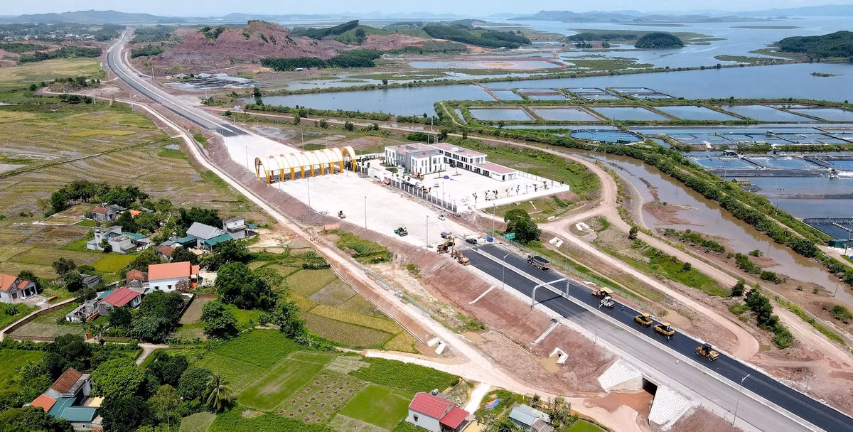 Thủ tướng đề nghị các địa phương nghiên cứu các mô hình hay, bài học tốt, kinh nghiệm quý trong xây dựng hạ tầng giao thông chiến lược, với tinh thần "cả nước chung tay phát triển hạ tầng".