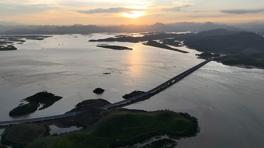 Trong quá trình triển khai thực hiện, thực tiễn có các vướng mắc, chưa phù hợp với điều kiện đặc thù, các bộ ngành, tỉnh Quảng Ninh và các địa phương tiếp tục nghiên cứu, đề xuất các giải pháp tháo gỡ, đề xuất cấp có thẩm quyền xem xét, giải quyết.