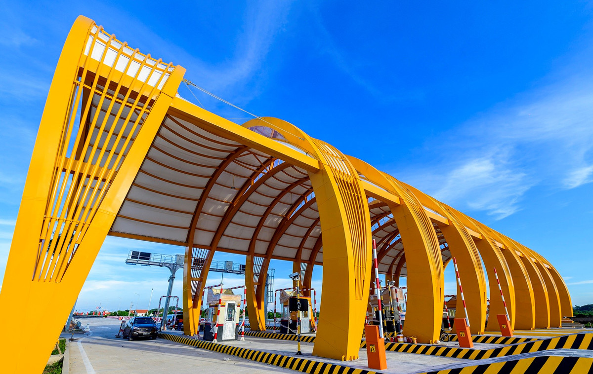 Tuyến đường cao tốc dài nhất Việt Nam hiện nay được thông xe, kết nối Lào Cai–Yên Bái-Hà Nội-Hải Phòng-Hạ Long-Vân Đồn-Móng Cái, dài tổng cộng 571,5 km gồm các đoạn: Hà Nội-Lào Cai 265 km, Hà Nội-Hải Phòng 105,5 km, Hải Phòng-Hạ Long 25 km, Vân Đồn-Móng Cái 176 km. Đồng thời, với tuyến đường này và tuyến Lào Cai-Hà Nội-Lạng Sơn, 3 cửa khẩu quốc tế quan trọng nhất khu vực miền Bắc (Lào Cai, Hữu Nghị và Móng Cái) cũng được kết nối.