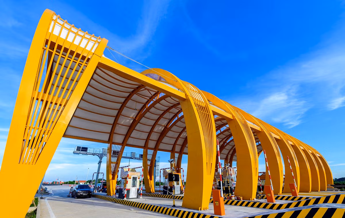 Tuyến đường cao tốc dài nhất Việt Nam hiện nay được thông xe, kết nối Lào Cai–Yên Bái-Hà Nội-Hải Phòng-Hạ Long-Vân Đồn-Móng Cái, dài tổng cộng 571,5 km gồm các đoạn: Hà Nội-Lào Cai 265 km, Hà Nội-Hải Phòng 105,5 km, Hải Phòng-Hạ Long 25 km, Vân Đồn-Móng Cái 176 km. Đồng thời, với tuyến đường này và tuyến Lào Cai-Hà Nội-Lạng Sơn, 3 cửa khẩu quốc tế quan trọng nhất khu vực miền Bắc (Lào Cai, Hữu Nghị và Móng Cái) cũng được kết nối.