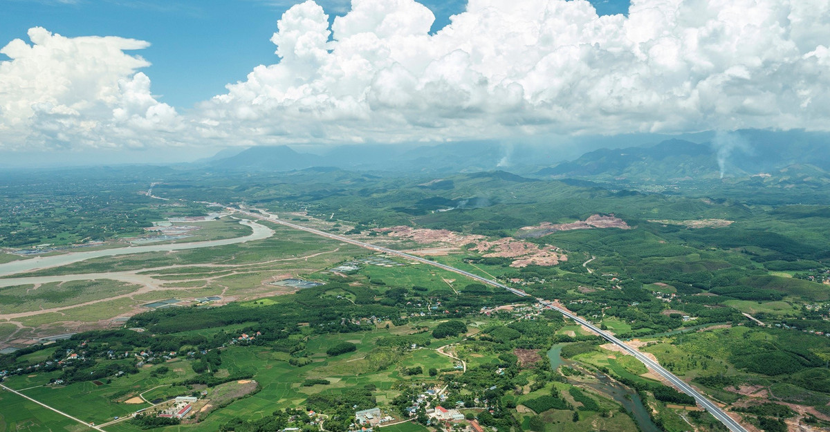 Cùng với sân bay, cảng biển, tuyến đường cao tốc đã phá thế "độc đạo" của Quảng Ninh khi trước đây chỉ có Quốc lộ 18.