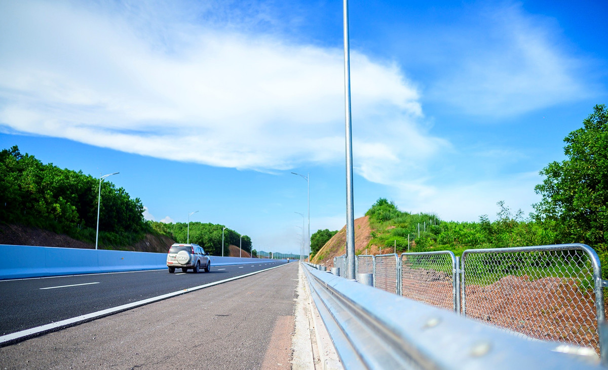 Từng chia sẻ về tuyến đường cao tốc xuyên tỉnh dài nhất này, nguyên Chủ tịch UBND tỉnh Quảng Ninh Nguyễn Tường Văn cho biết, cao tốc Vân Đồn-Móng Cái khánh thành và đi vào hoạt động là niềm tự hào của Quảng Ninh trong công tác đầu tư phát triển hạ tầng, khi là địa phương duy nhất cả nước sở hữu tuyến cao tốc dài nhất, hiện đại nhất.